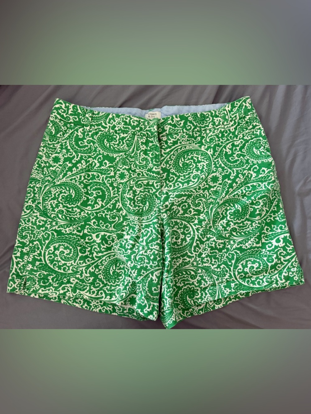crown & ivy White and Green Paisley Trim Shorts 5in inseam